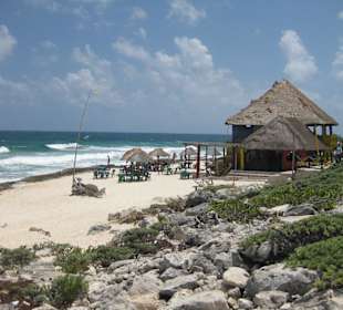Blick auf eine Bodega am Strand