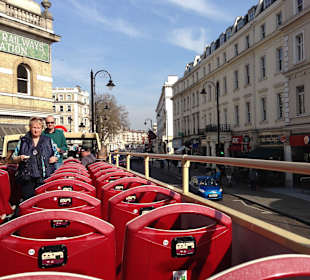 Sitze mit 4 sprachigen Ansagen