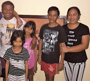 Gede & seine Familie vom Warung Sari