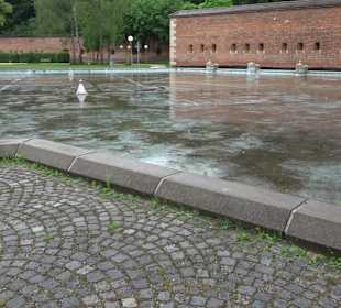 Wasserbecken mit Spritzkanonen Glacis Park