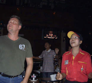 Tawandang German Brewery - Kellnerin