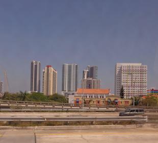 Skyline von der Stadt her