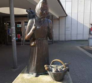 Ansichten des Denkmals vor der Markthalle