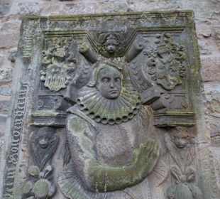Epitaphe an der Außenmauer