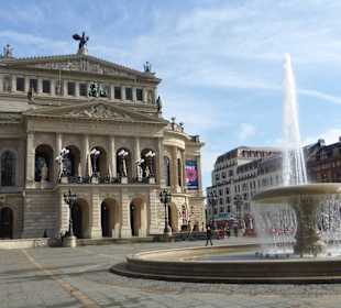 Opernplatz: Alte Oper mit Lucae-Brunnen