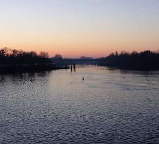 Abendlicher Blick vom Weserwehr stromabwärts