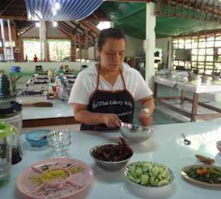 Mrs. Ya beim Vorkochen