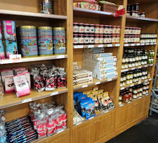 Rundgang durch das Spezialitätengeschäft Frega