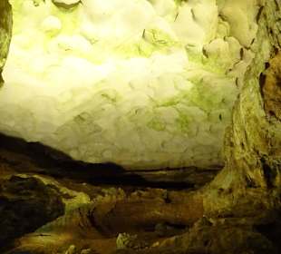 Verschieden Steinformationen in der Höhle