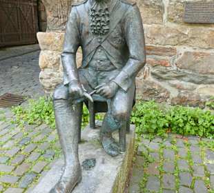 Ein Aachener Pinn-Soldat schnitzt die Pinnchen