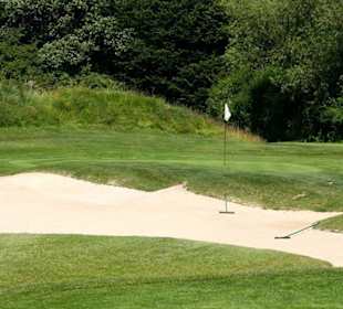 Durch Bunker geschütztes Green