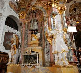 Nebenaltar mit Reliquienschrein
