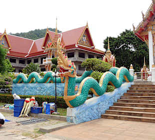 Tempelanlage in Karon mit Markt am Wochenende