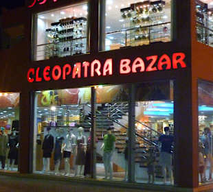 Gegenüber dem Hotel