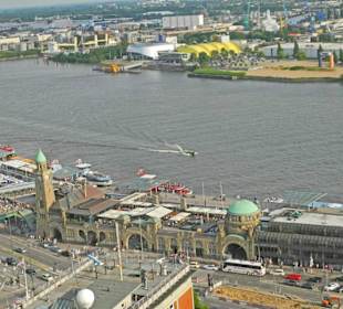 Vordergrund Landungsbrücken, oben Musical Theater