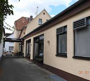 Zufahrt und Seiteneingang