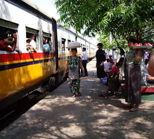 Fahrt mit der Stadtbahn in Yangon