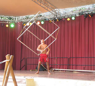 Show auf der Wayang-Bühne im Tropendorf