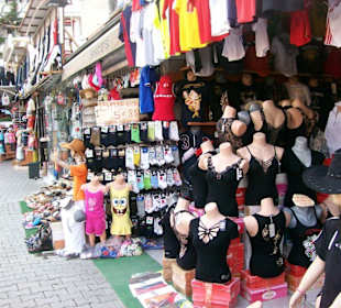 Die Einkaufsstraße ca. 200 m vom Hotel entfernt