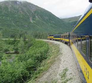 Mit der Train in der Natur Alaskas