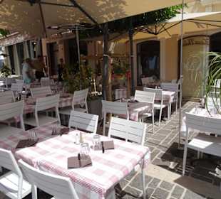 Tische auf der Terrasse des Marco Polo
