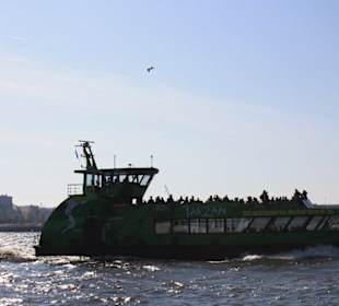 Schiff am Hamburger Hafen