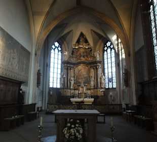 Der Altarbereich der Kirche