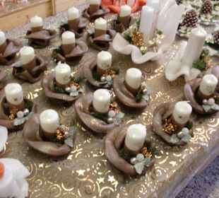 Schöne Kerze mit Unterteller aus Wachs