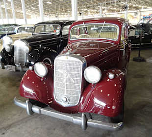 In der Haupthalle des Jesada Fahrzeug Museums