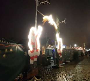 Am Weihnachtsmarkt entlang
