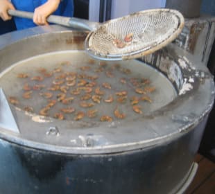 Lebensgroße Figuren bei der "Arbeit"