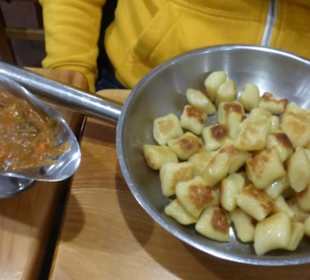 Kartoffelklößchen mit Schweinfleisch 