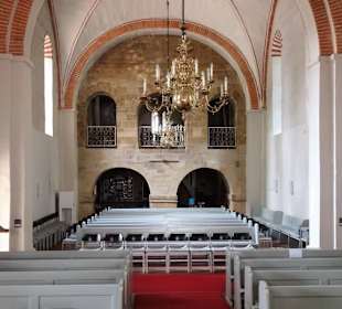 Blick in den Kirchenraum vom Altar aus gesehen
