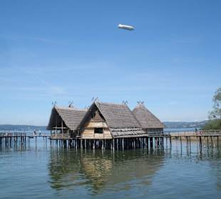 Pfahlbauten mit Zeppelin NT