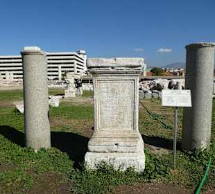 Auf dem Gelände von Agora