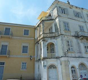 Linke Fassade restauriet, die rechte nicht