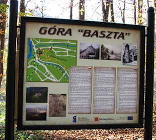 Tablica informacyjna przed wejściem na basztę