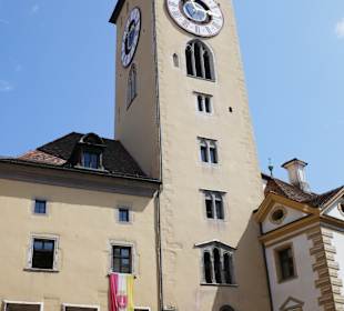 Der Turm des Rathauses, mit dem Anbau