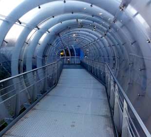 Tunnel zum Eingang der Dauerausstellung