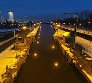 Die abendliche Schleusenkammer am Weserwehr
