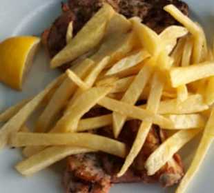 Schweine-Kotelett mit Beilagen