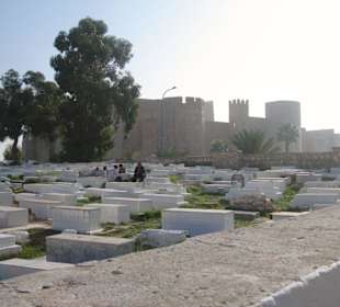 Blick auf Friedhof und Festung