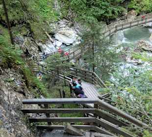 Auf Stegen durch die Klamm