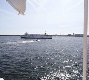 Die "Helgoland" vor Helgoland