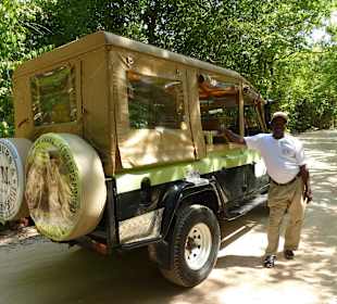 Der neue Land Rover und ein Fahrer von DM-Tours