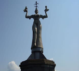 Die Statue dreht sich am Hafen