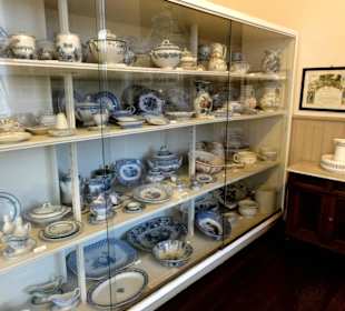 Einheimische Fayance und Steingut