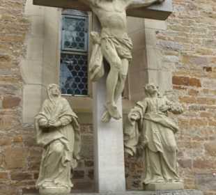 An / vor der Außenmauer der Gerolzhöfer Kirche