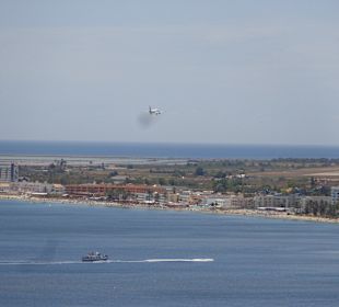 Blick von der Burg zum Flughafen