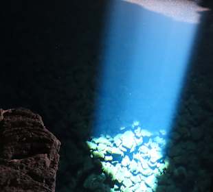 Lichtstrahl unter Wasser